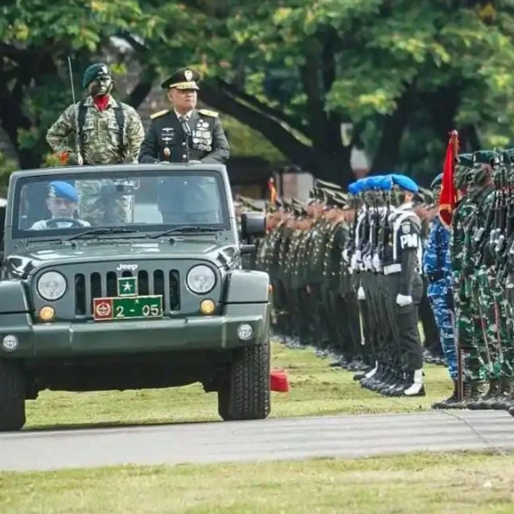 Kasdam IM Dwi Sasongko memeriksa pasukan pada HUT ke-81 TNI di Banda Aceh