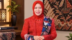 Hj. Ansari mengenakan batik dalam momentum Hari Batik Nasional