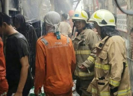 Kebakaran 14 rumah warga di Kelurahan Keagungan, Taman Sari, Jakarta Barat, yang berdampak pada 35 KK atau sekitar 150 jiwa.