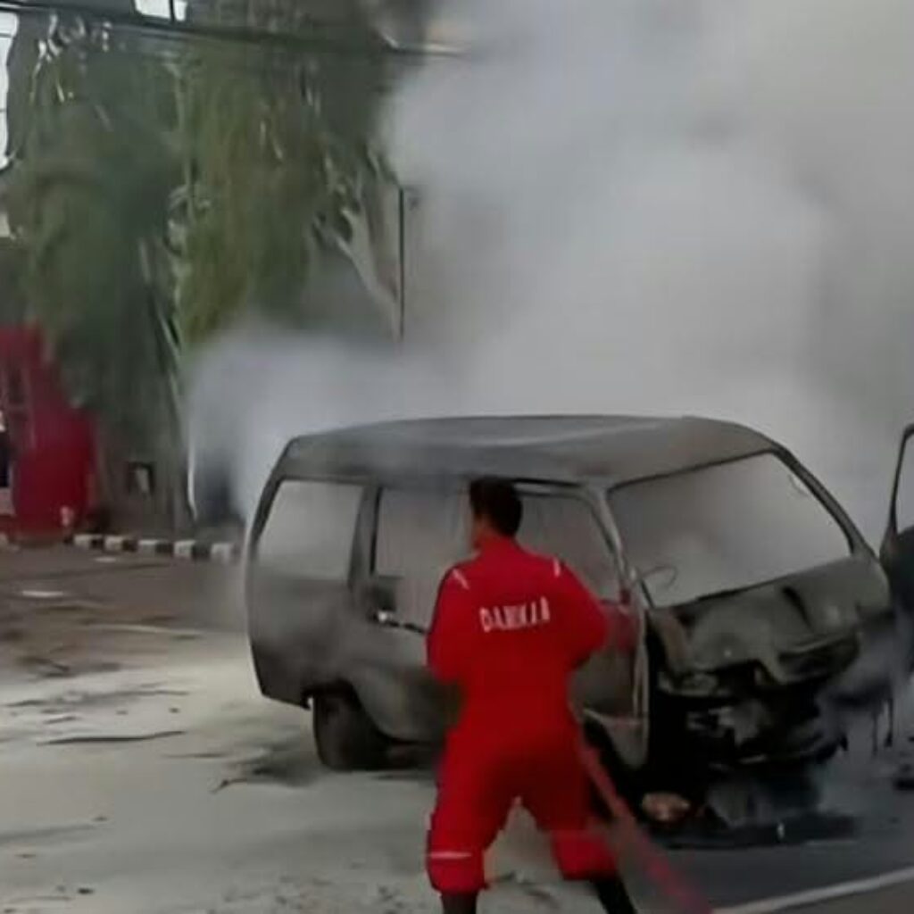 Mobil Daihatsu Zebra hangus terbakar saat mengisi BBM di SPBU Nyalabu Laok, Kabupaten Pamekasan, Jawa Timur.