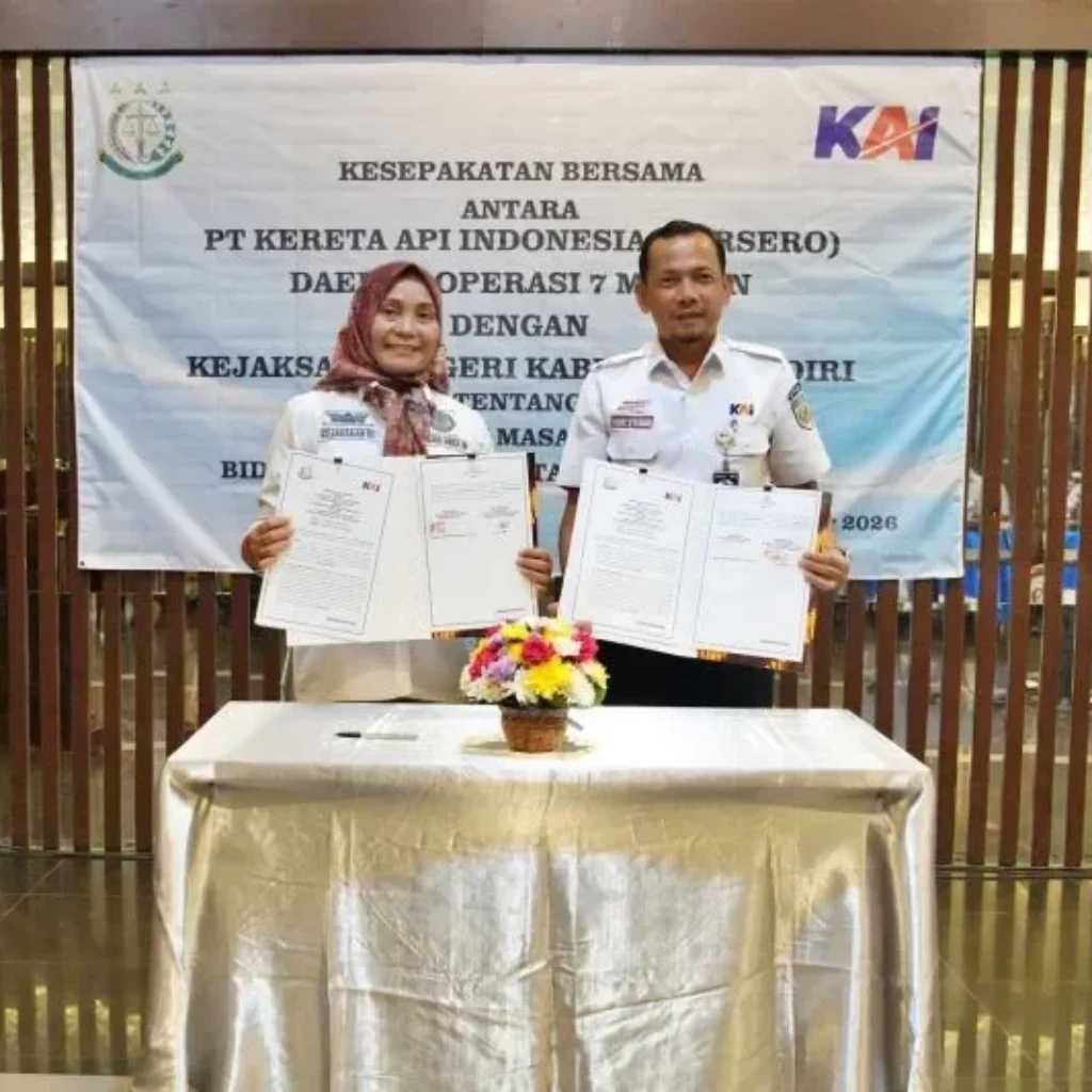 Penandatanganan kerja sama KAI Daop 7 Madiun dan Kejari Kediri terkait penanganan hukum perdata dan tata usaha negara
