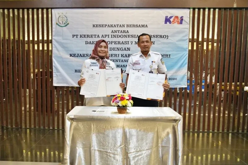 Penandatanganan kerja sama KAI Daop 7 Madiun dan Kejari Kediri terkait penanganan hukum perdata dan tata usaha negara