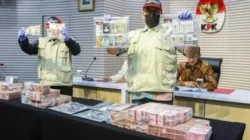 Konferensi pers KPK mengenai dugaan korupsi Dana Siap Pakai BNPB dan pembelian saham senilai Rp30,98 miliar