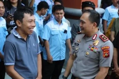 Kapolda Bali Pasma Royce bertemu pencari kerja dalam program Poliran di Balai Latihan Kerja Industri dan Pariwisata Provinsi Bali.