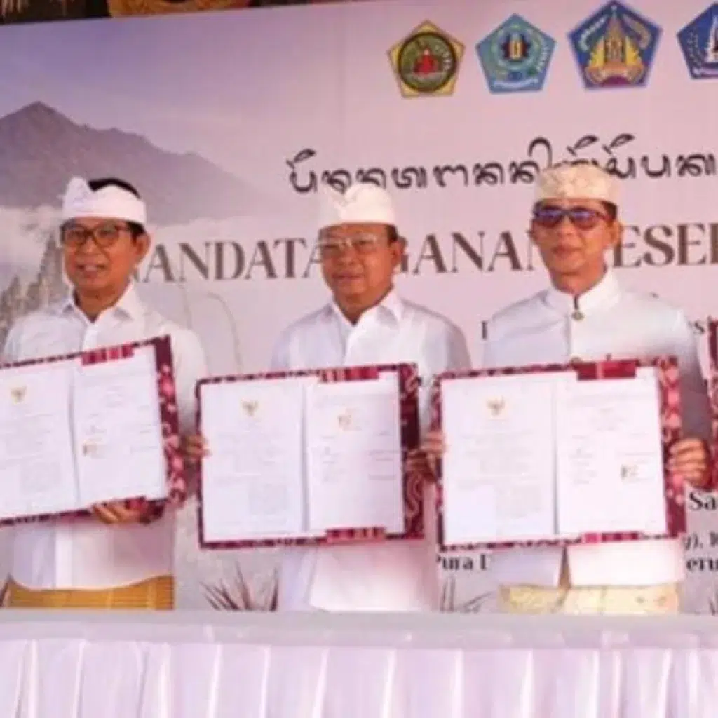 Gubernur Bali Wayan Koster menandatangani kerja sama kawasan rendah emisi Kerthi Bumi Satwika 2026–2030 di Gianyar