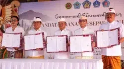 Gubernur Bali Wayan Koster menandatangani kerja sama kawasan rendah emisi Kerthi Bumi Satwika 2026–2030 di Gianyar