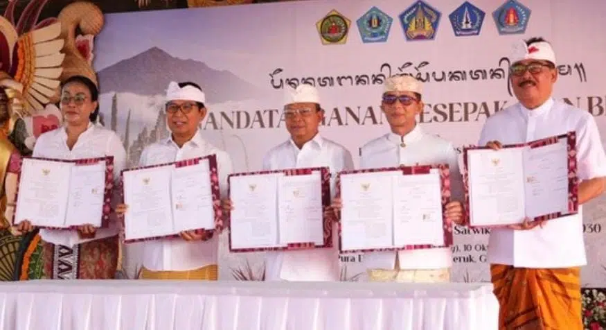 Gubernur Bali Wayan Koster menandatangani kerja sama kawasan rendah emisi Kerthi Bumi Satwika 2026–2030 di Gianyar