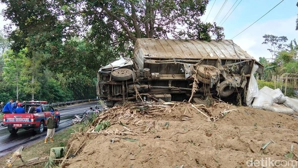 Kecelakaan truk boks di turunan Slumut jalur Magelang Kopeng yang menewaskan tiga anggota keluarga