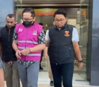 Kejari Sampang menahan mantan bendahara RSUD Mohammad Zyn dalam kasus dugaan korupsi dana BLUD dengan perkiraan kerugian negara Rp5 miliar