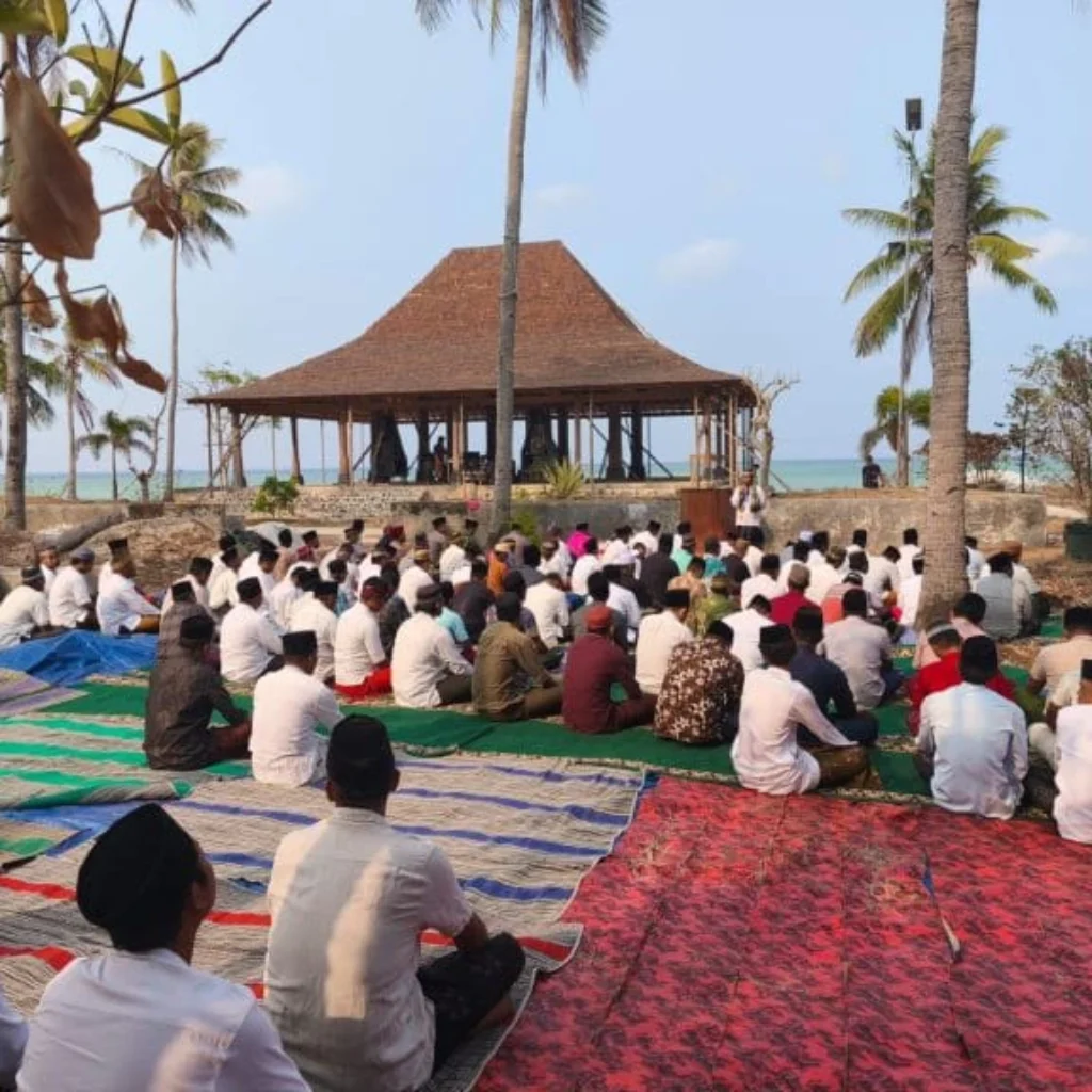 Warga melaksanakan Salat Istisqa Masalembu di Lapangan Polay Sumenep