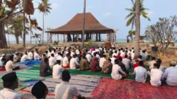 Warga melaksanakan Salat Istisqa Masalembu di Lapangan Polay Sumenep