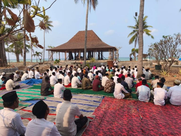 Warga melaksanakan Salat Istisqa Masalembu di Lapangan Polay Sumenep