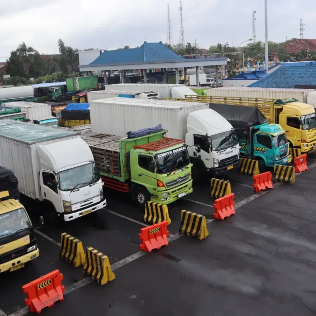 Kemacetan Ketapang Bikin Jalur Penyeberangan Dirombak, Truk Besar Dialihkan ke Dermaga LCM 23 Antrean kendaraan menuju Pelabuhan Ketapang Banyuwangi saat alur penyeberangan ditata ulang