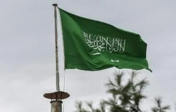 Bendera Arab Saudi dalam laporan pencegatan tiga rudal balistik dan empat drone kelompok Houthi oleh pertahanan udara Saudi
