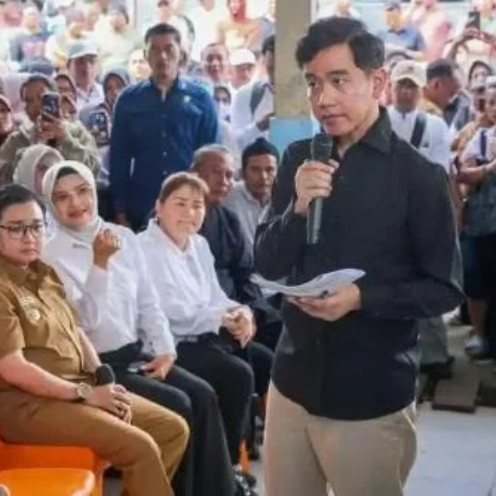 Wapres Gibran Rakabuming Raka dan Sekda Jateng Sumarno saat kunjungan kerja ke Cilacap membahas keluhan nelayan terkait BBM dan pendangkalan jalur pelayaran.