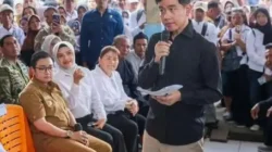 Wapres Gibran Rakabuming Raka dan Sekda Jateng Sumarno saat kunjungan kerja ke Cilacap membahas keluhan nelayan terkait BBM dan pendangkalan jalur pelayaran.