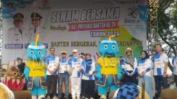 Warga mengikuti senam bersama dalam rangka HUT ke-26 Provinsi Banten di Serang dan peluncuran maskot Si Bloso