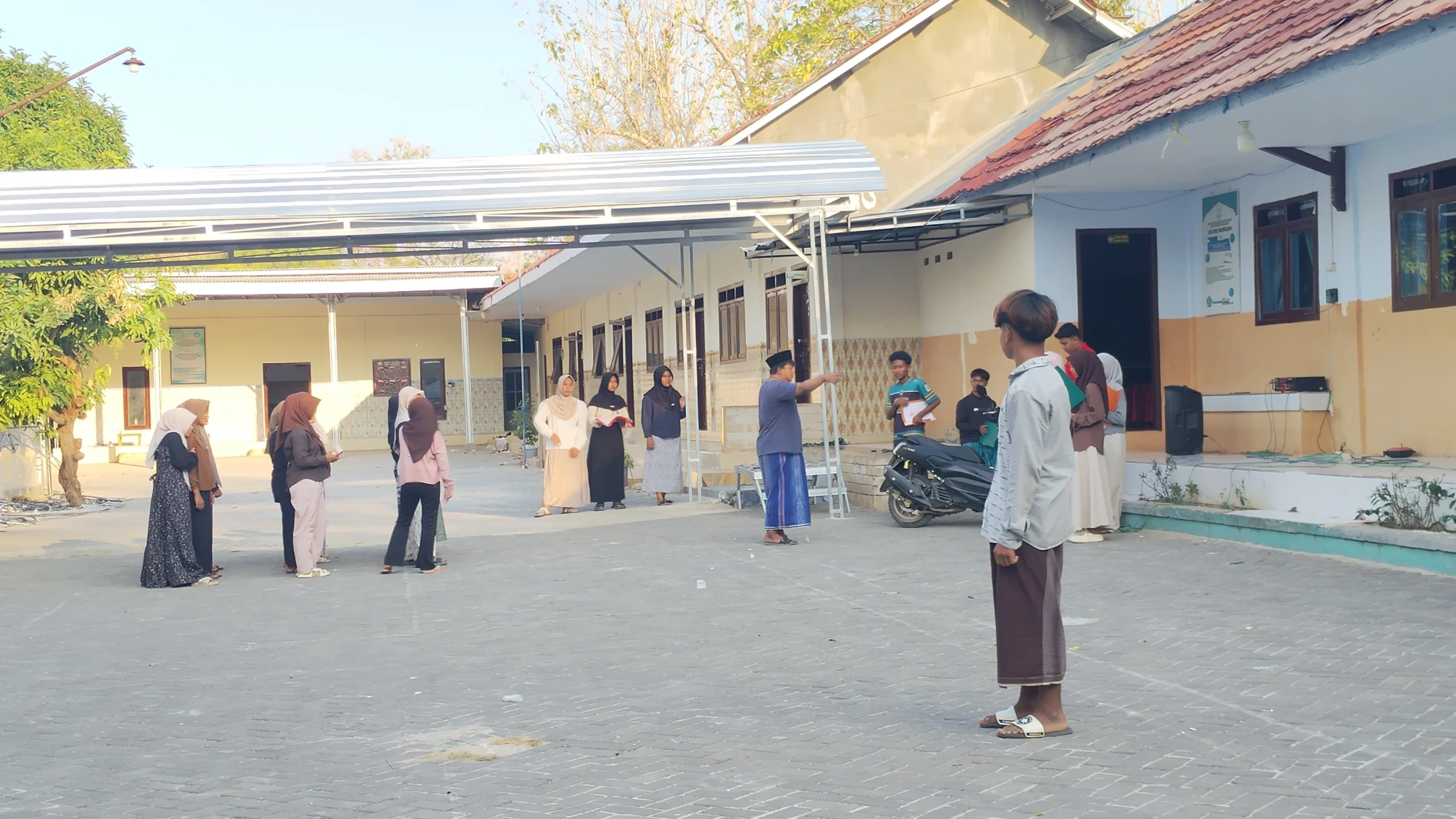Latihan persiapan Hari Santri Nasional 2026 oleh MTs Anwaruddin Giligenting di Sumenep