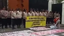 Aksi mahasiswa Bandung Raya di depan Gedung DPRD Jawa Barat menyoroti pendidikan, evaluasi program MBG, supremasi sipil, dan penegakan hukum