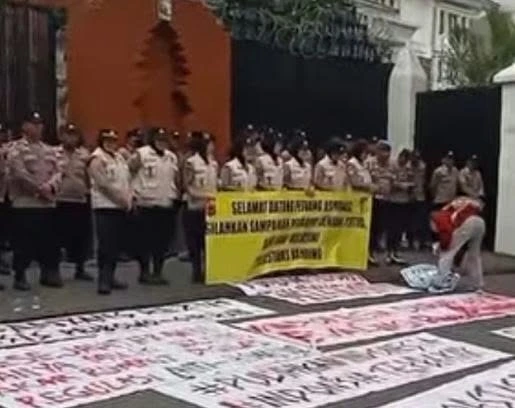 Aksi mahasiswa Bandung Raya di depan Gedung DPRD Jawa Barat menyoroti pendidikan, evaluasi program MBG, supremasi sipil, dan penegakan hukum