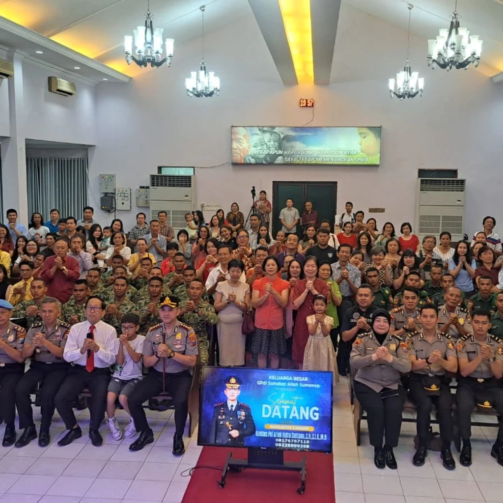 Kapolresta Sumenep Gelar Minggu Kasih di GPdI, Perkuat Toleransi dan Kamtibmas 15 Kapolresta Sumenep melaksanakan Minggu Kasih di Gereja GPdI untuk memperkuat toleransi dan kamtibmas