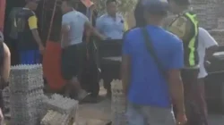 Mobil pengangkut 2,2 ton telur terguling di Jalan Raya Toroan Sampang