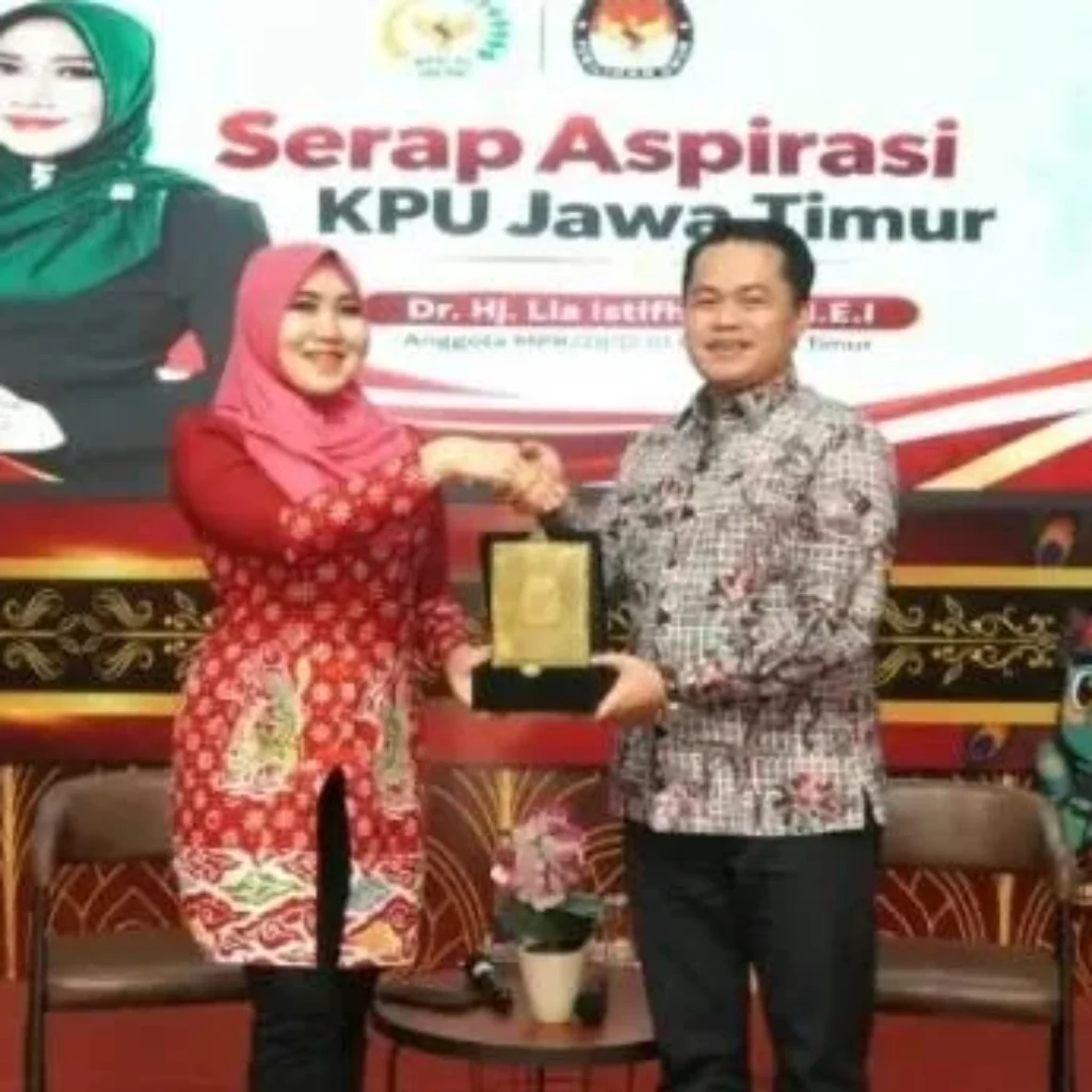 Lia Istifhama bersama Ketua KPU Jatim Aang Kunaifi membahas peningkatan partisipasi pemilih Pilkada Jawa Timur 2024.