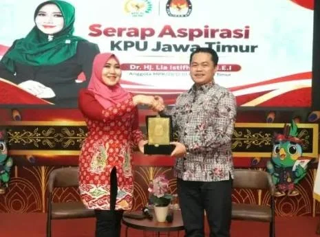 Lia Istifhama bersama Ketua KPU Jatim Aang Kunaifi membahas peningkatan partisipasi pemilih Pilkada Jawa Timur 2024.
