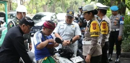 Operasi Patuh Agung 2026 di Denpasar, polisi menindak pelanggar dan mengedukasi pengendara tentang keselamatan berlalu lintas.