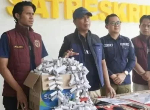 Polres Pamekasan mengungkap sembilan kasus kriminal dan mengamankan sembilan tersangka dalam Operasi Sikat Semeru 2026 di Mapolres Pamekasan