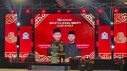Bupati Aceh Barat Tarmizi didampingi Wakil Bupati saat menyampaikan sambutan pada HUT Kota Meulaboh