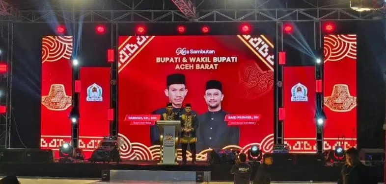 Bupati Aceh Barat Tarmizi didampingi Wakil Bupati saat menyampaikan sambutan pada HUT Kota Meulaboh