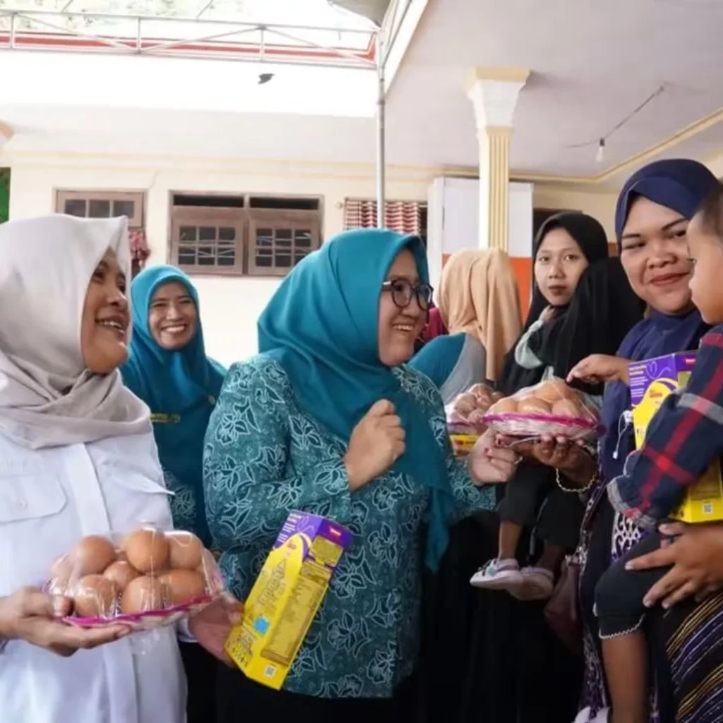 TP PKK Bangkalan serahkan bantuan kepada anak stunting di Tragah