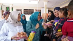 TP PKK Bangkalan serahkan bantuan kepada anak stunting di Tragah