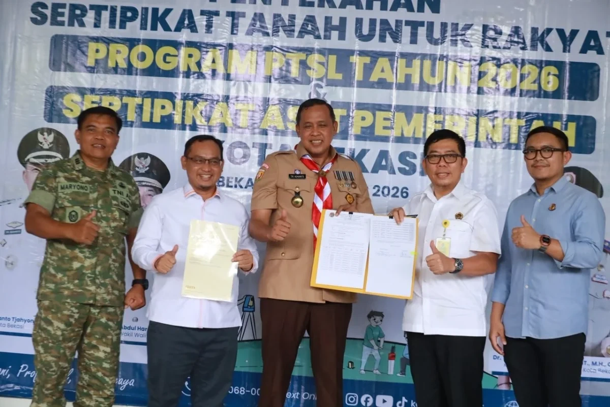 Penyerahan 600 sertifikat PTSL Kota Bekasi di Stadion Patriot Candrabhaga