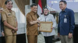 Jateng Beri Penghargaan JDIH dan IKD 2026, Sukoharjo hingga Grobogan Raih Predikat Terbaik 3 Gubernur Jawa Tengah Ahmad Luthfi menyerahkan penghargaan JDIH dan IKD 2026