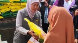 Khofifah Indar Parawansa menghadiri Pasar Murah ke-158 di Kabupaten Mojokerto