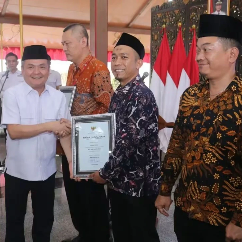 Wabup Bangkalan serahkan penghargaan kepada pendonor darah sukarela