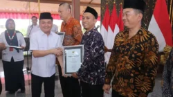 Wabup Bangkalan serahkan penghargaan kepada pendonor darah sukarela