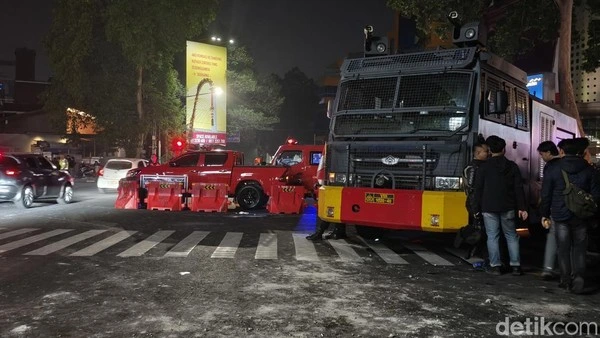 Kondisi truk Dalmas polisi setelah penyerangan di Bandung pada 21 Oktober 2026