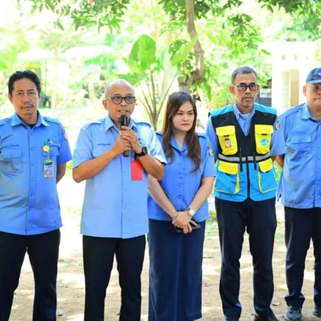 Petugas Perumda Air Minum Makassar menagih tunggakan pelanggan
