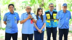 Petugas Perumda Air Minum Makassar menagih tunggakan pelanggan
