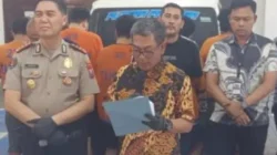 Konferensi pers Polda Jatim mengungkap dugaan penggelapan 185 ton gula menggunakan modus kloning nomor sopir