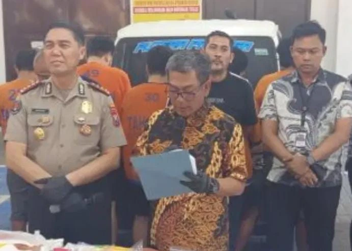 Konferensi pers Polda Jatim mengungkap dugaan penggelapan 185 ton gula menggunakan modus kloning nomor sopir