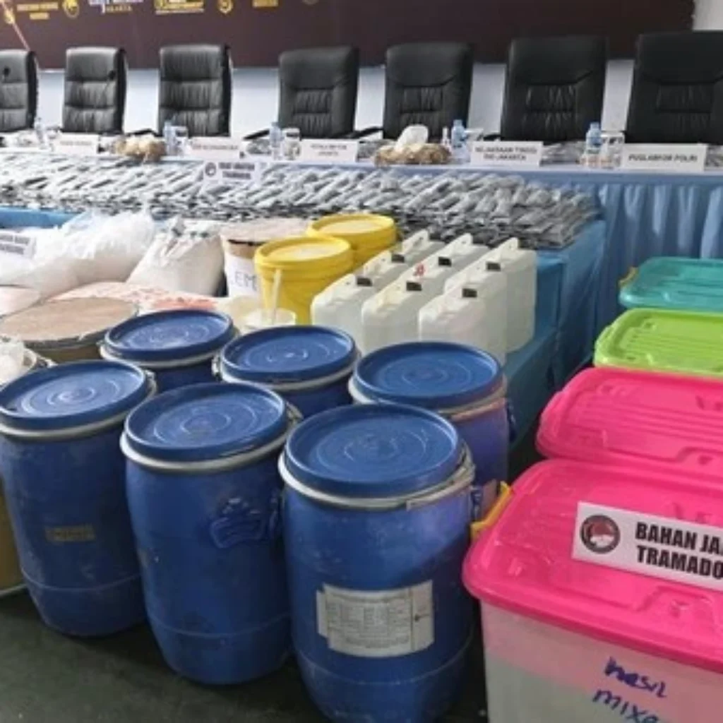 Polisi Bongkar Dua Pabrik Tramadol Ilegal di Sukoharjo, 16 Tersangka Ditangkap