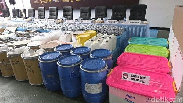 Pengungkapan dua pabrik tramadol ilegal di Sukoharjo oleh Polda Metro Jaya