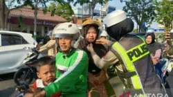 Bagi-Bagi Helm Gratis di Pamekasan, Polisi Gandeng Media Dorong Kesadaran Tertib Lalu Lintas