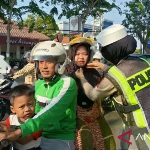 Bagi-Bagi Helm Gratis di Pamekasan, Polisi Gandeng Media Dorong Kesadaran Tertib Lalu Lintas