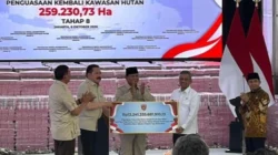 Presiden Prabowo menyaksikan penyerahan hasil penertiban kawasan hutan kepada negara
