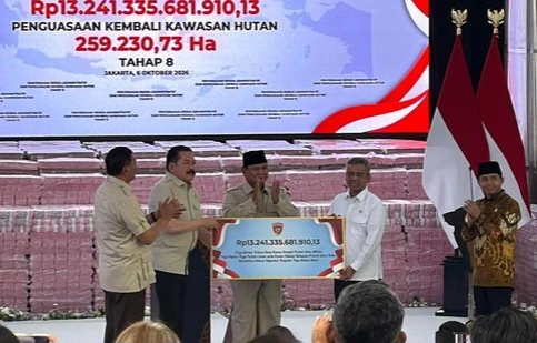 Presiden Prabowo menyaksikan penyerahan hasil penertiban kawasan hutan kepada negara